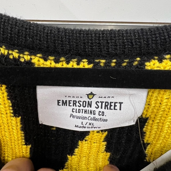 NWT Emerson Street Iowa Hawkeyes Sweater Cape - Picture 2 of 4